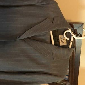 LeSuit gray pinstripe pant suit. Size 10.